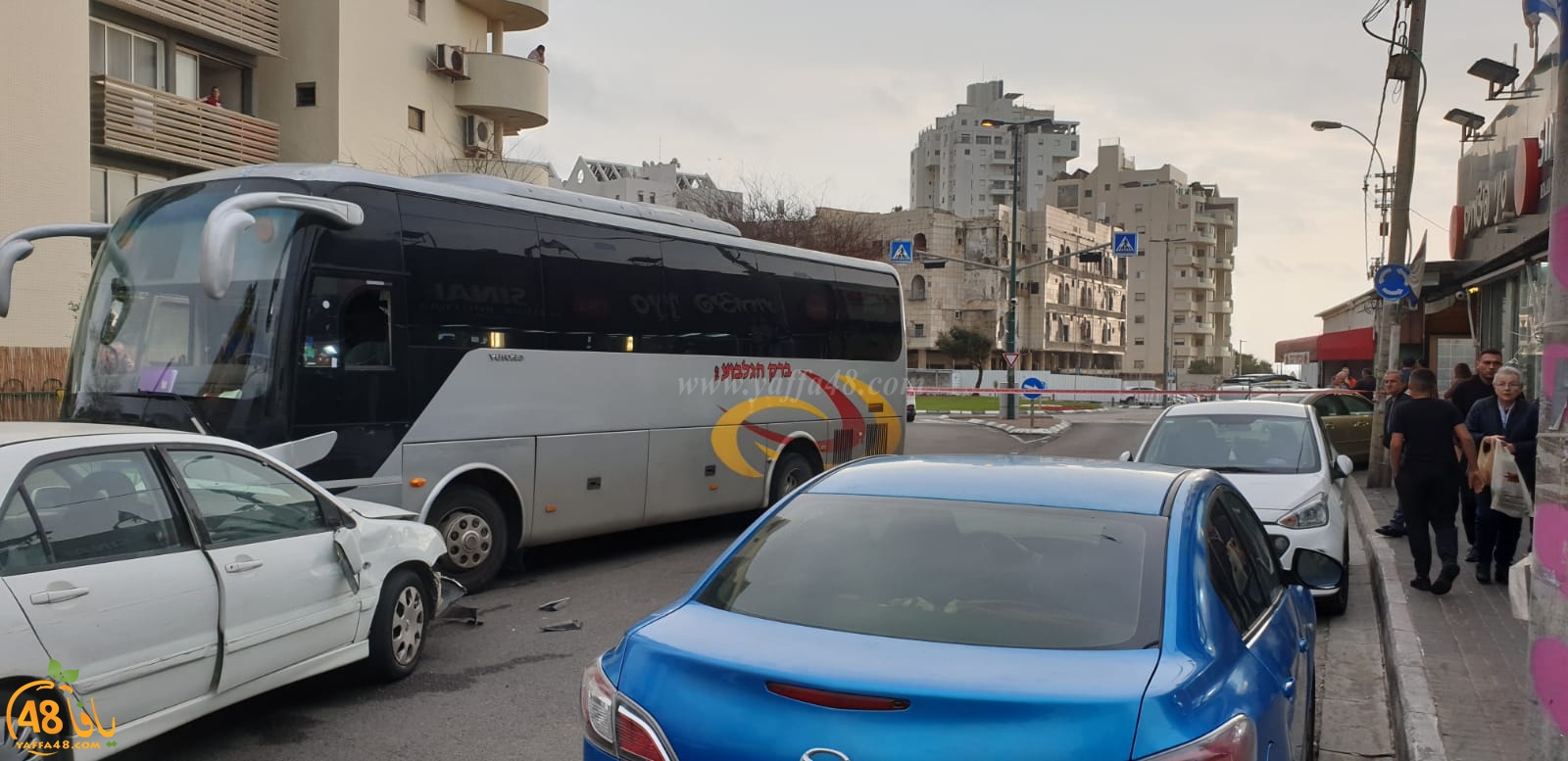 فيديو: حالة من الهلع اثر اصطدام سيارة بمجموعة سيارات وحافلة في شارع ييفت